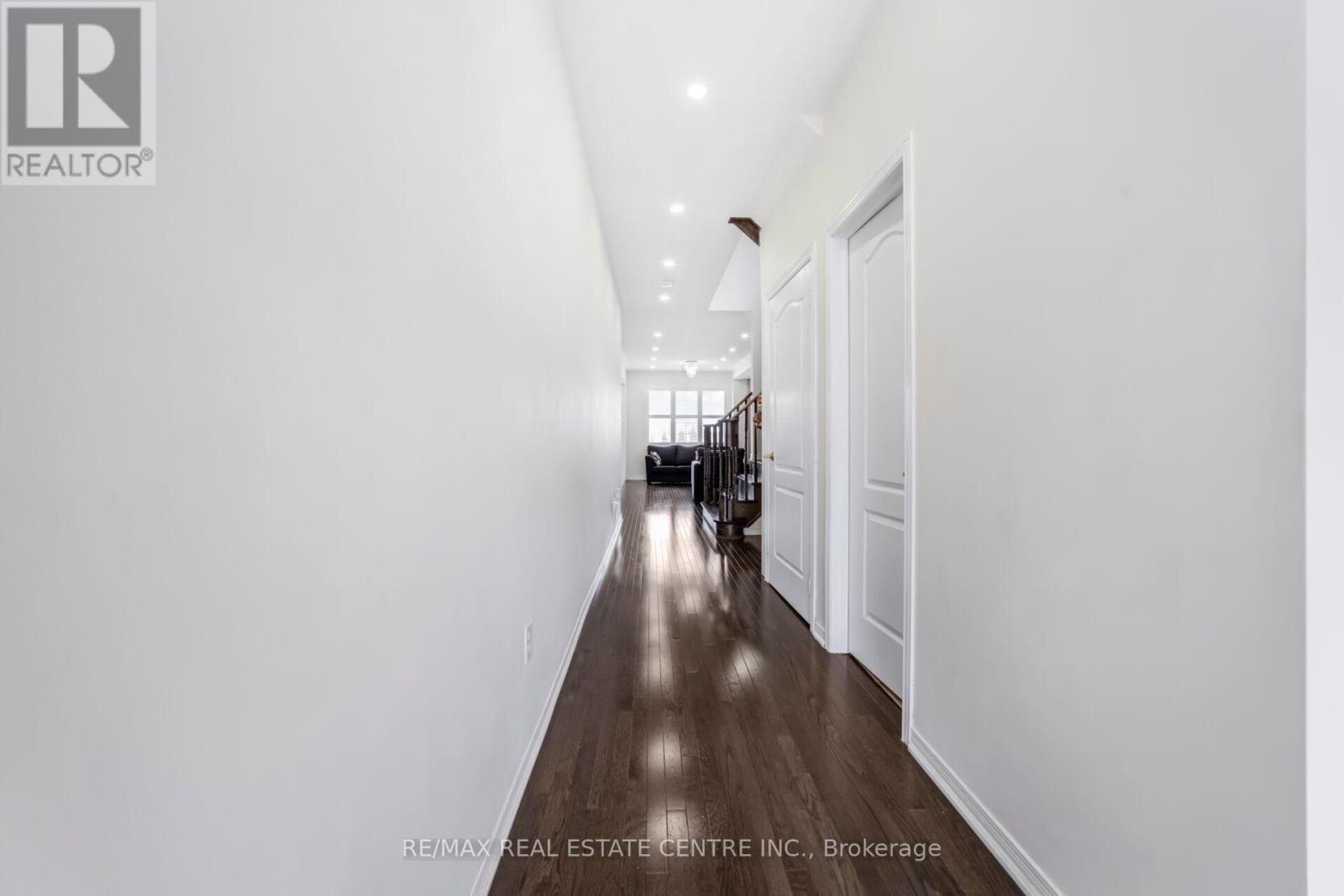 5 Sussexvale Drive, Brampton (Sandringham-Wellington), Ontario  L6R 3S1 - Photo 7 - W12888508