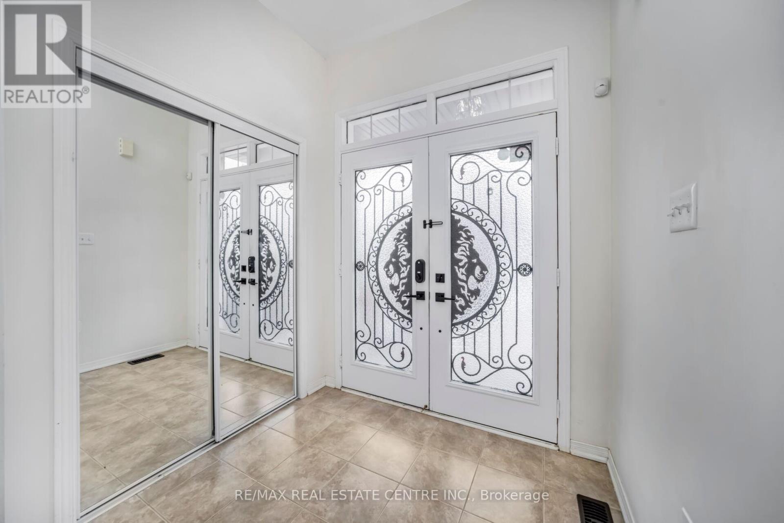 5 Sussexvale Drive, Brampton (Sandringham-Wellington), Ontario  L6R 3S1 - Photo 8 - W12888508