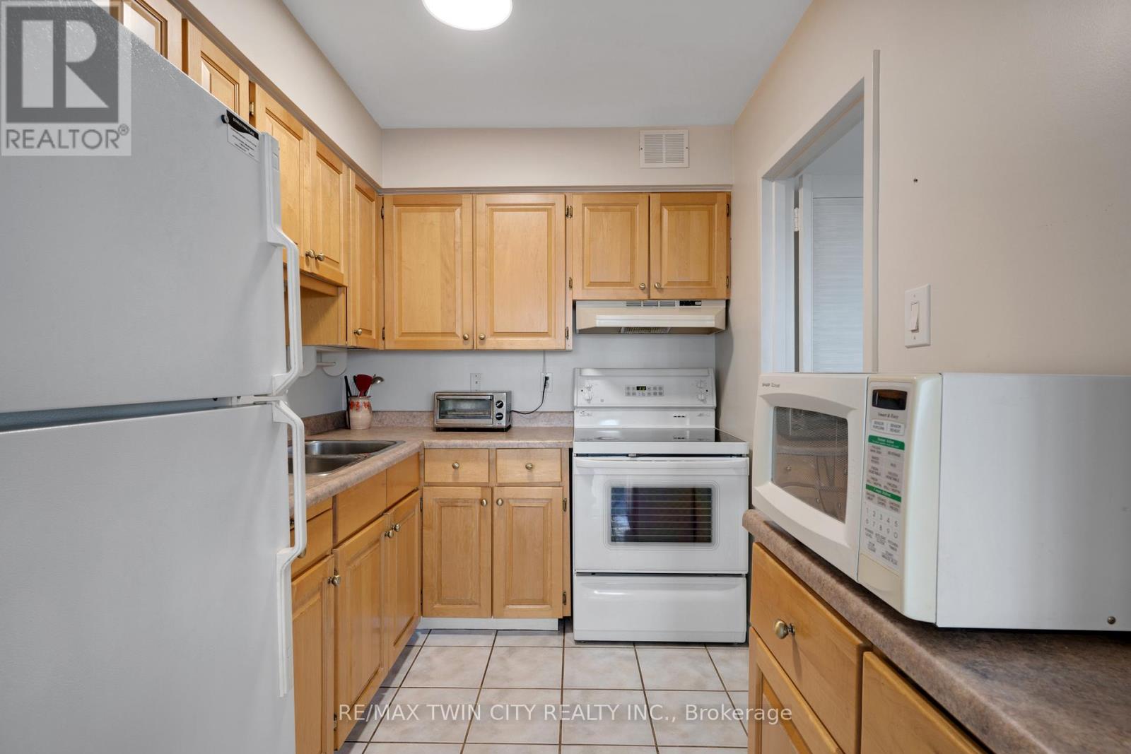 708 - 24 Midland Drive, Kitchener, Ontario  N2A 2A8 - Photo 27 - X12888430