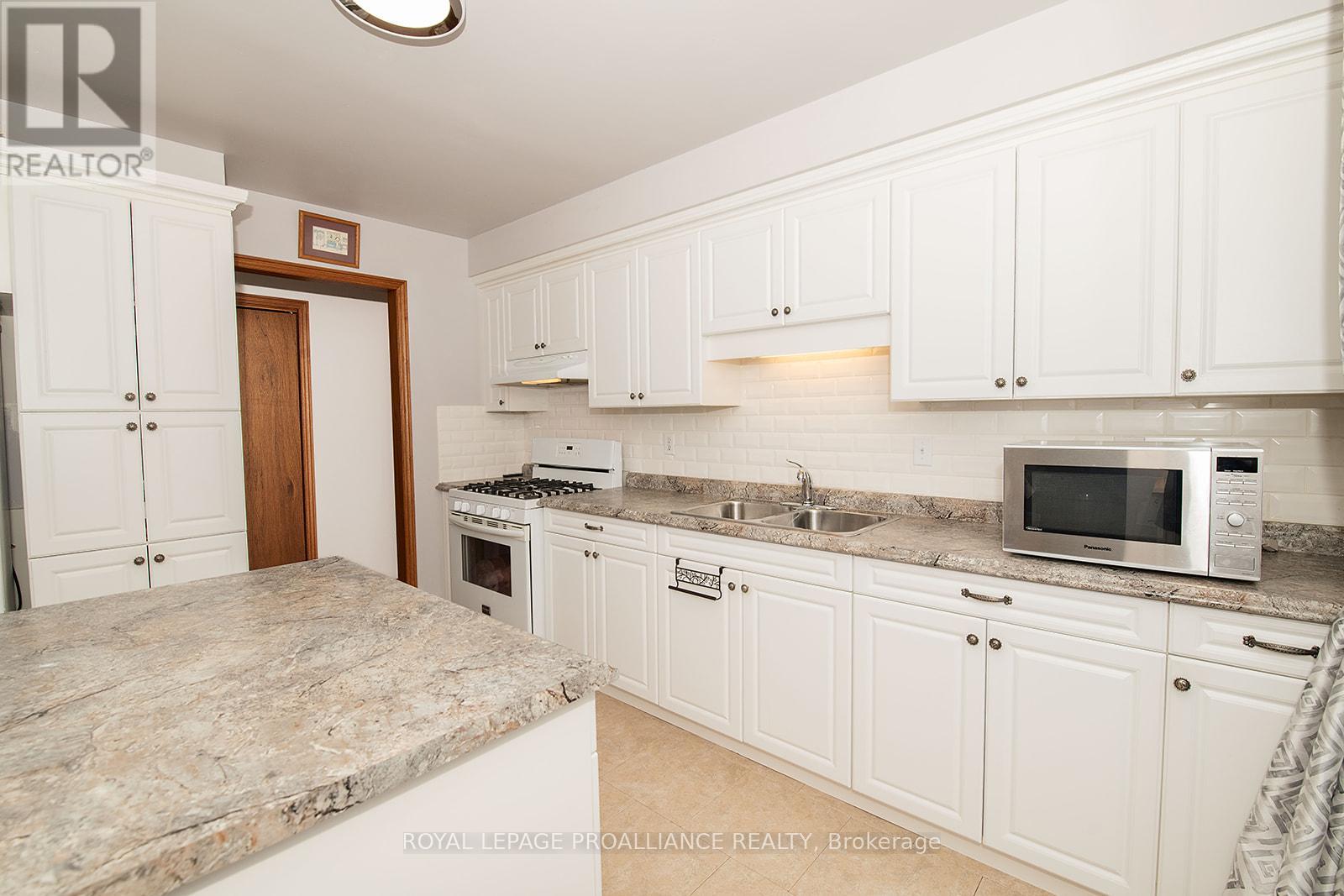 35 Morris Drive, Belleville, Ontario  K8P 5B3 - Photo 7 - X12888544