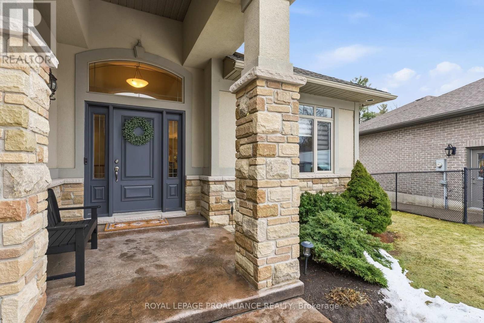 23 Lakewood Crescent, Quinte West (Murray Ward), Ontario  K8V 5P4 - Photo 5 - X12888600