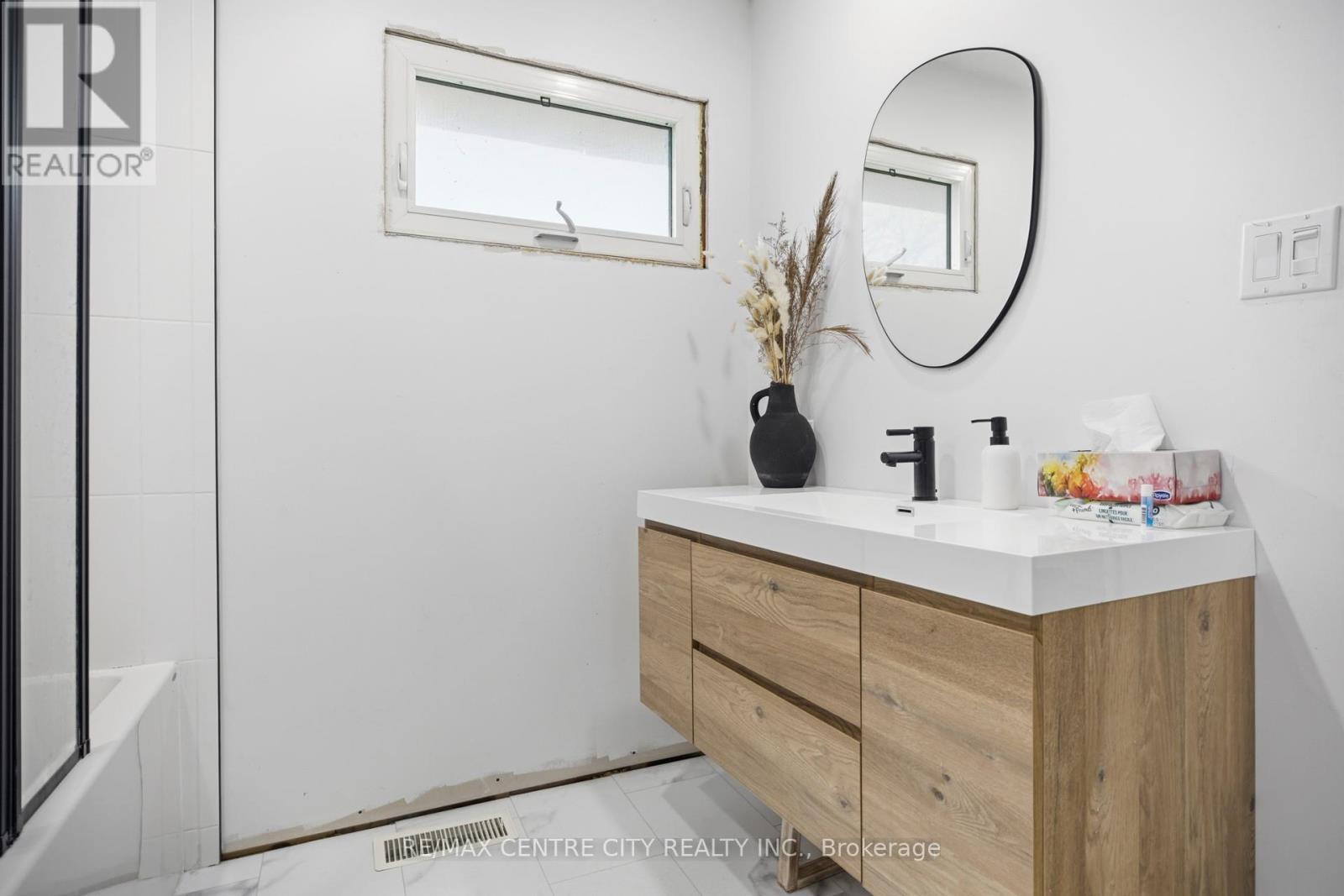 26179 Talbot Line, West Elgin, Ontario  N0L 2P0 - Photo 22 - X12888596