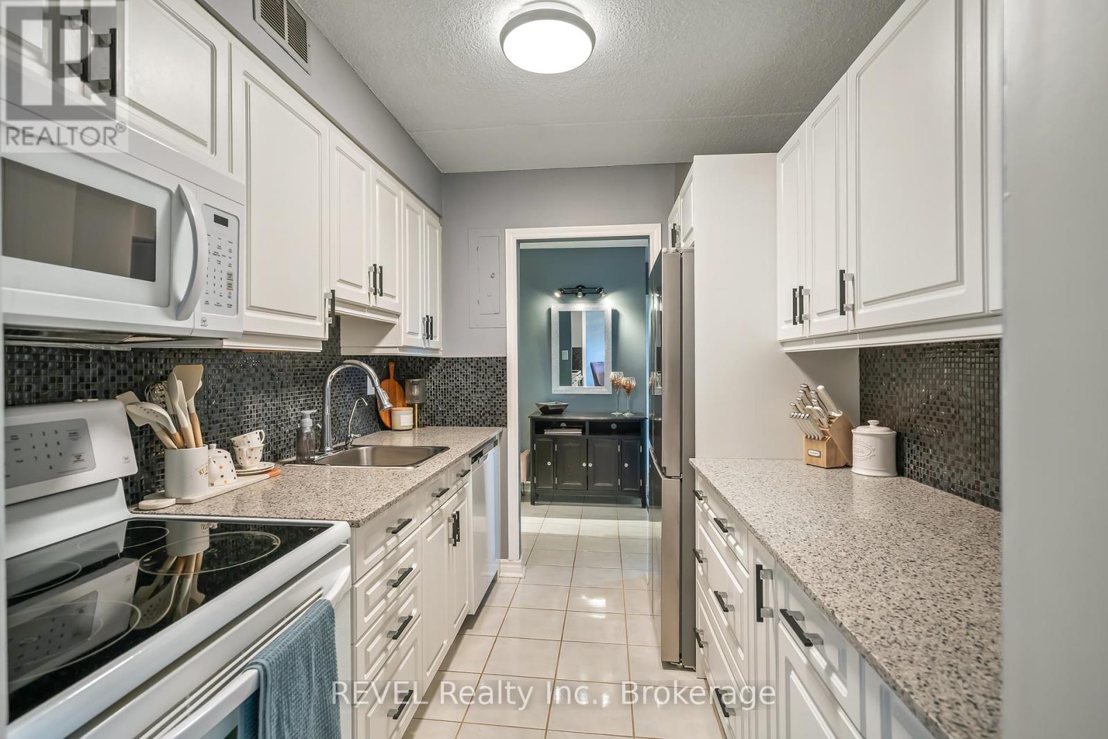 421 - 198 Scott Street, St. Catharines, Ontario  L2N 5T3 - Photo 2 - X12665050