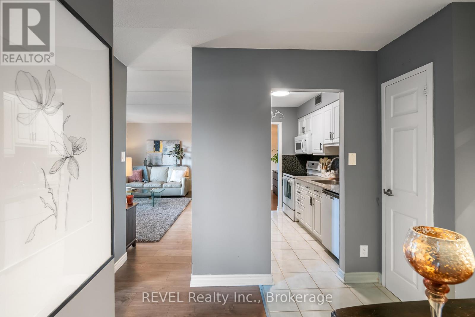 421 - 198 Scott Street, St. Catharines, Ontario  L2N 5T3 - Photo 5 - X12665050