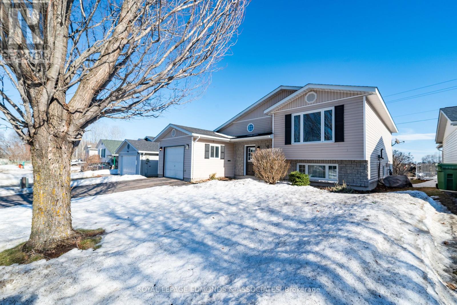 130 Cockburn Crescent, Pembroke, Ontario  K8A 8L9 - Photo 2 - X12888742