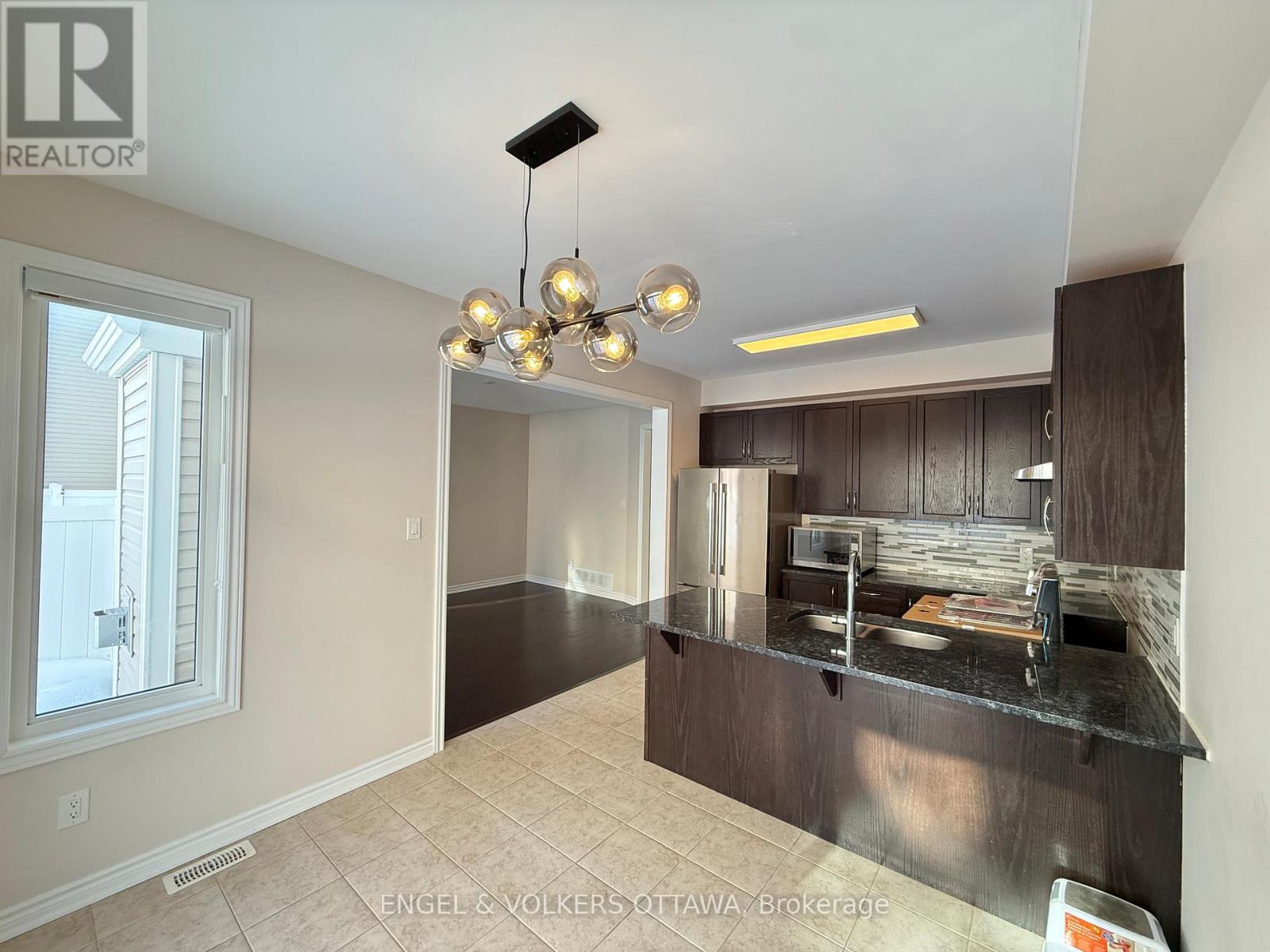 611 Silver Spruce Way, Ottawa, Ontario  K2M 0L2 - Photo 10 - X12888598