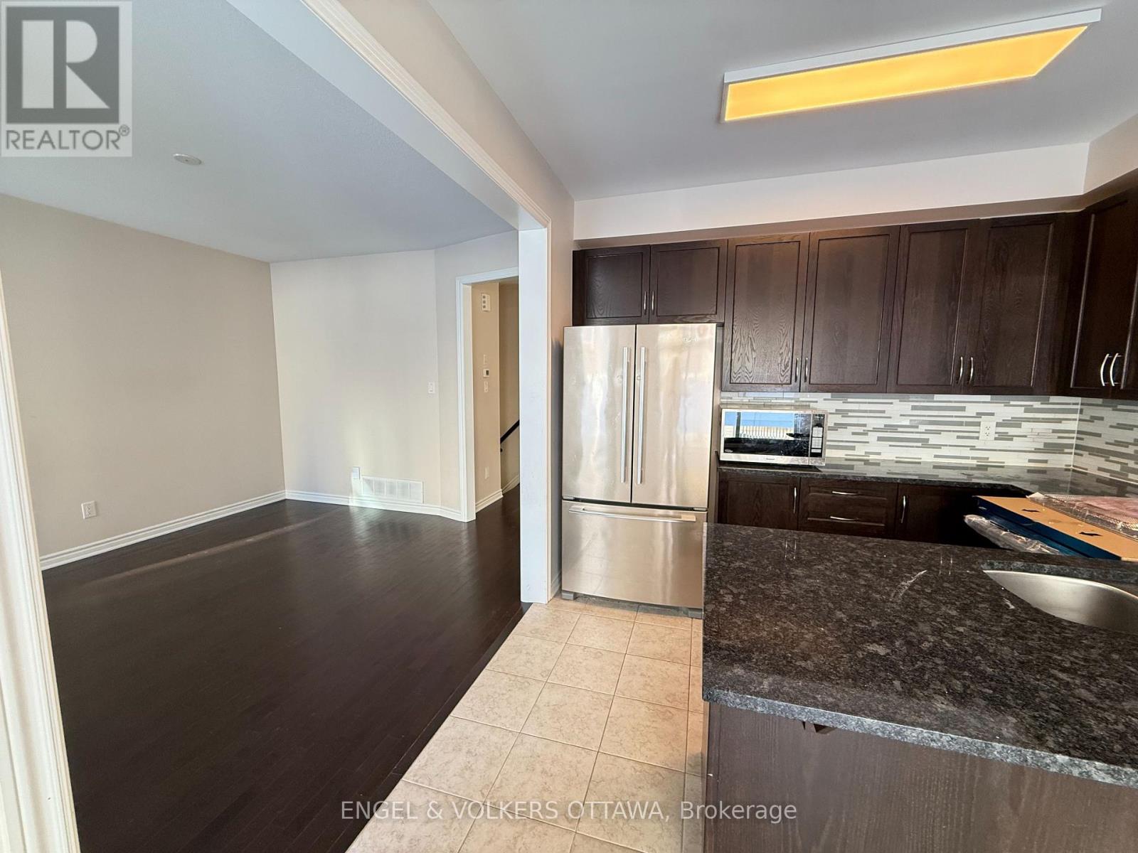 611 Silver Spruce Way, Ottawa, Ontario  K2M 0L2 - Photo 11 - X12888598