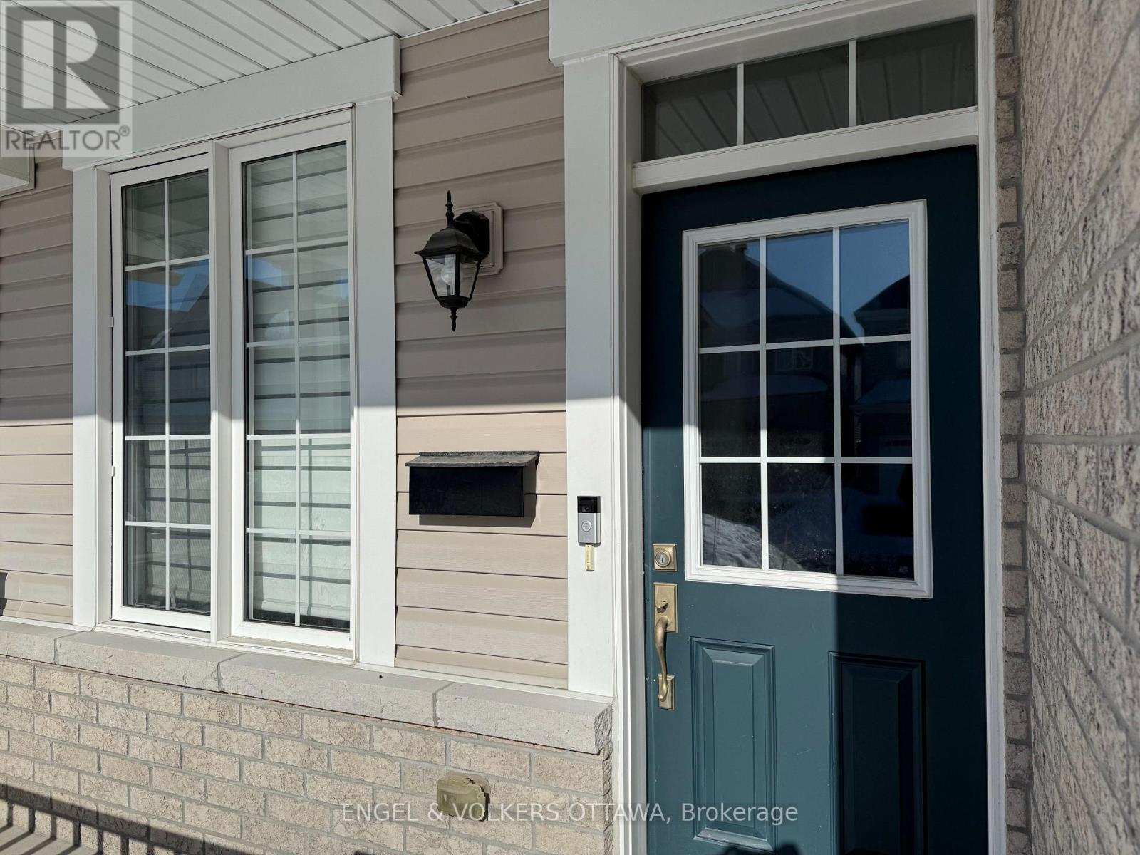 611 Silver Spruce Way, Ottawa, Ontario  K2M 0L2 - Photo 3 - X12888598