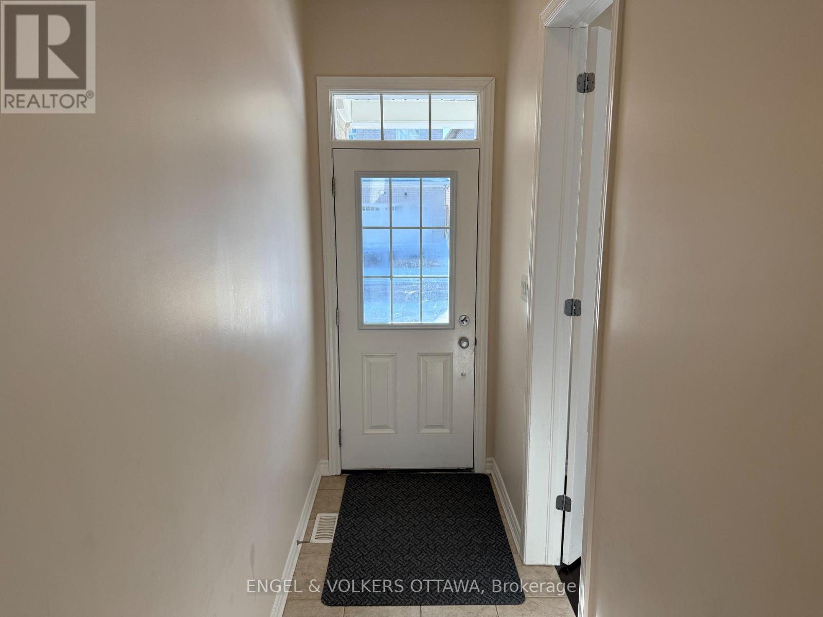 611 Silver Spruce Way, Ottawa, Ontario  K2M 0L2 - Photo 4 - X12888598