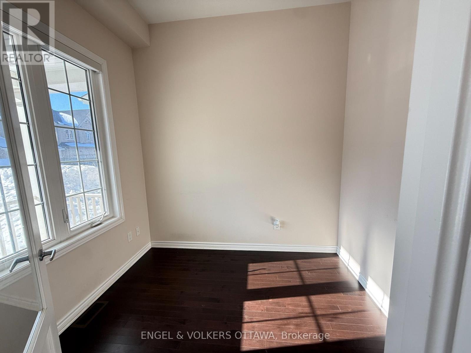 611 Silver Spruce Way, Ottawa, Ontario  K2M 0L2 - Photo 5 - X12888598