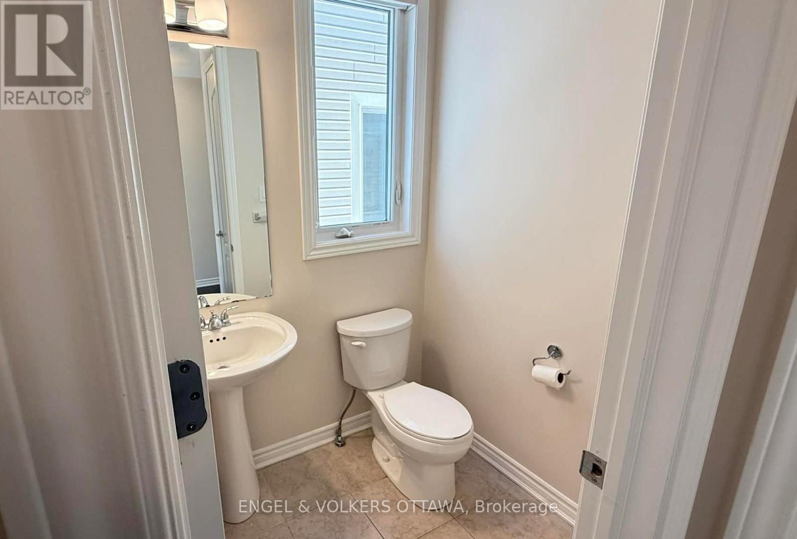 611 Silver Spruce Way, Ottawa, Ontario  K2M 0L2 - Photo 6 - X12888598