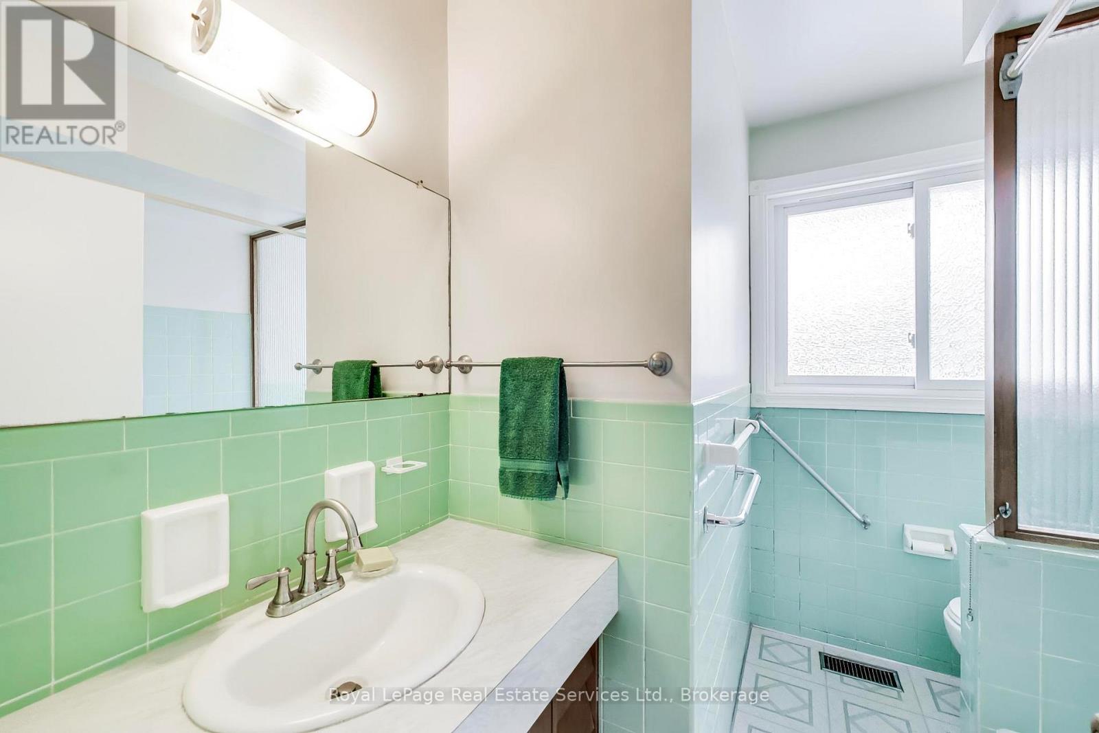 25 Sandringham Avenue, Hamilton (Westcliffe), Ontario  L9C 2H3 - Photo 15 - X12888614