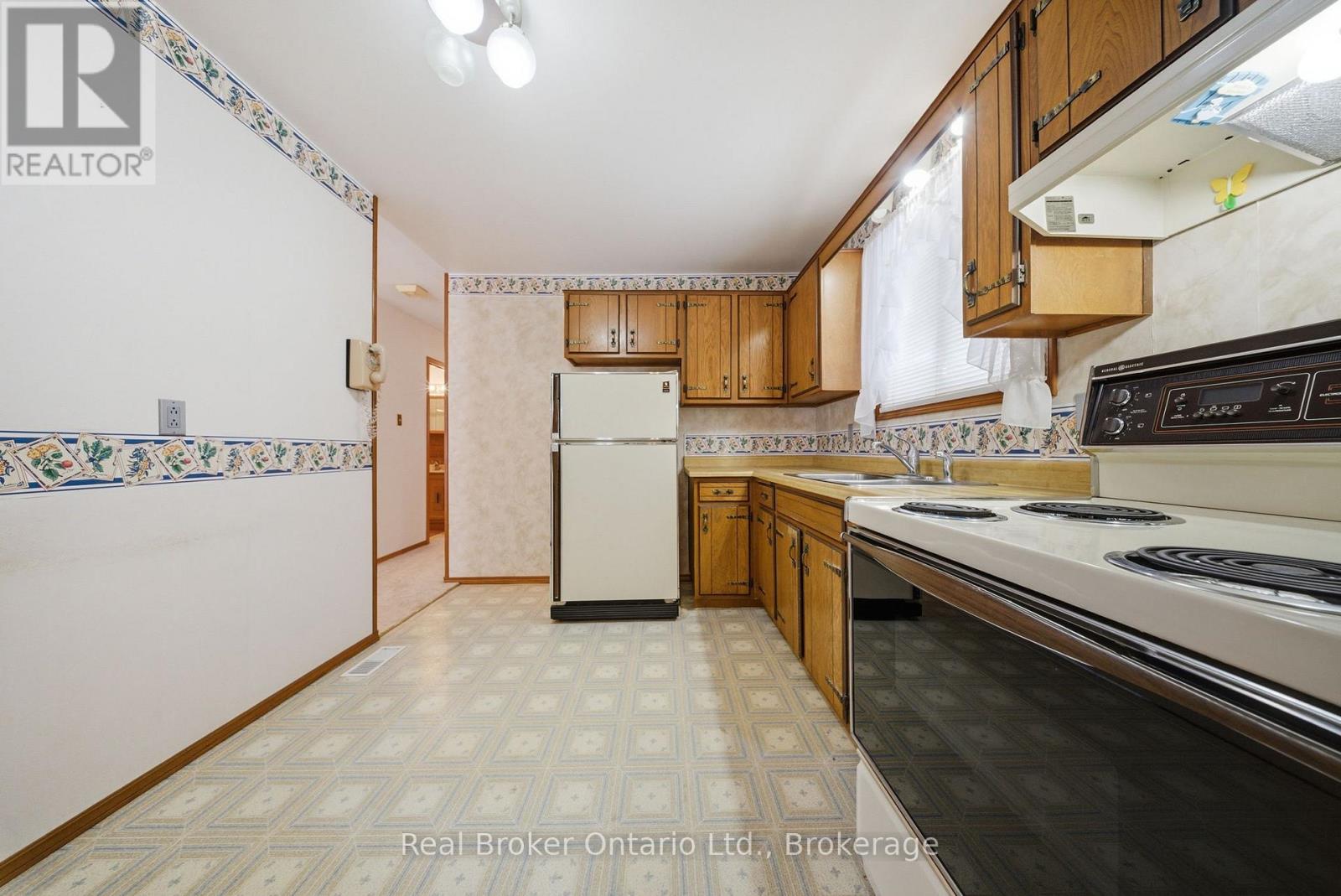 142 Bee Street, Woodstock (Woodstock - South), Ontario  N4S 3Z4 - Photo 15 - X12888644