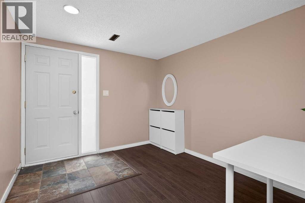 10304 Braeside Drive Sw, Calgary, Alberta T2W 1B4 - Photo 3 - A2289559