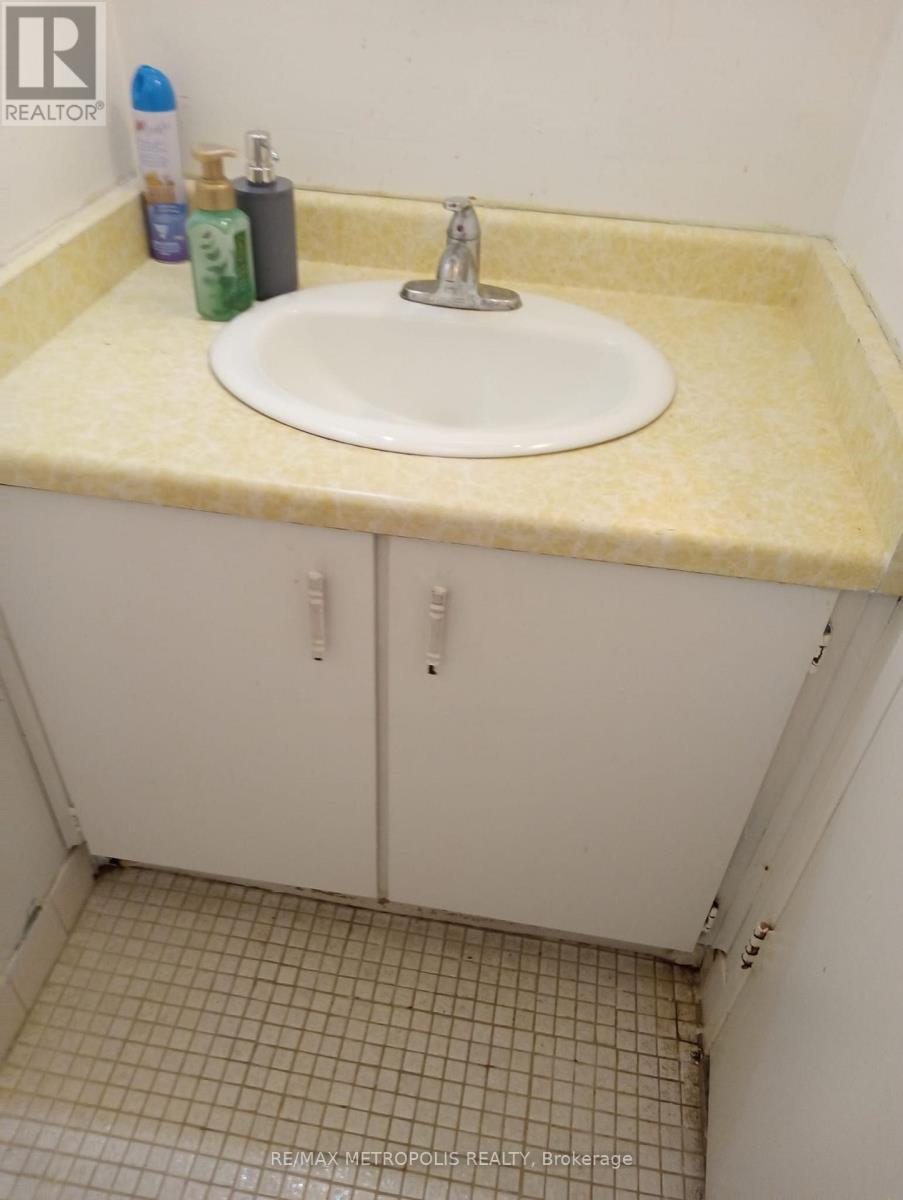 202 - 25 Sunrise Avenue, Toronto (Victoria Village), Ontario  M4A 2S2 - Photo 4 - C12888654