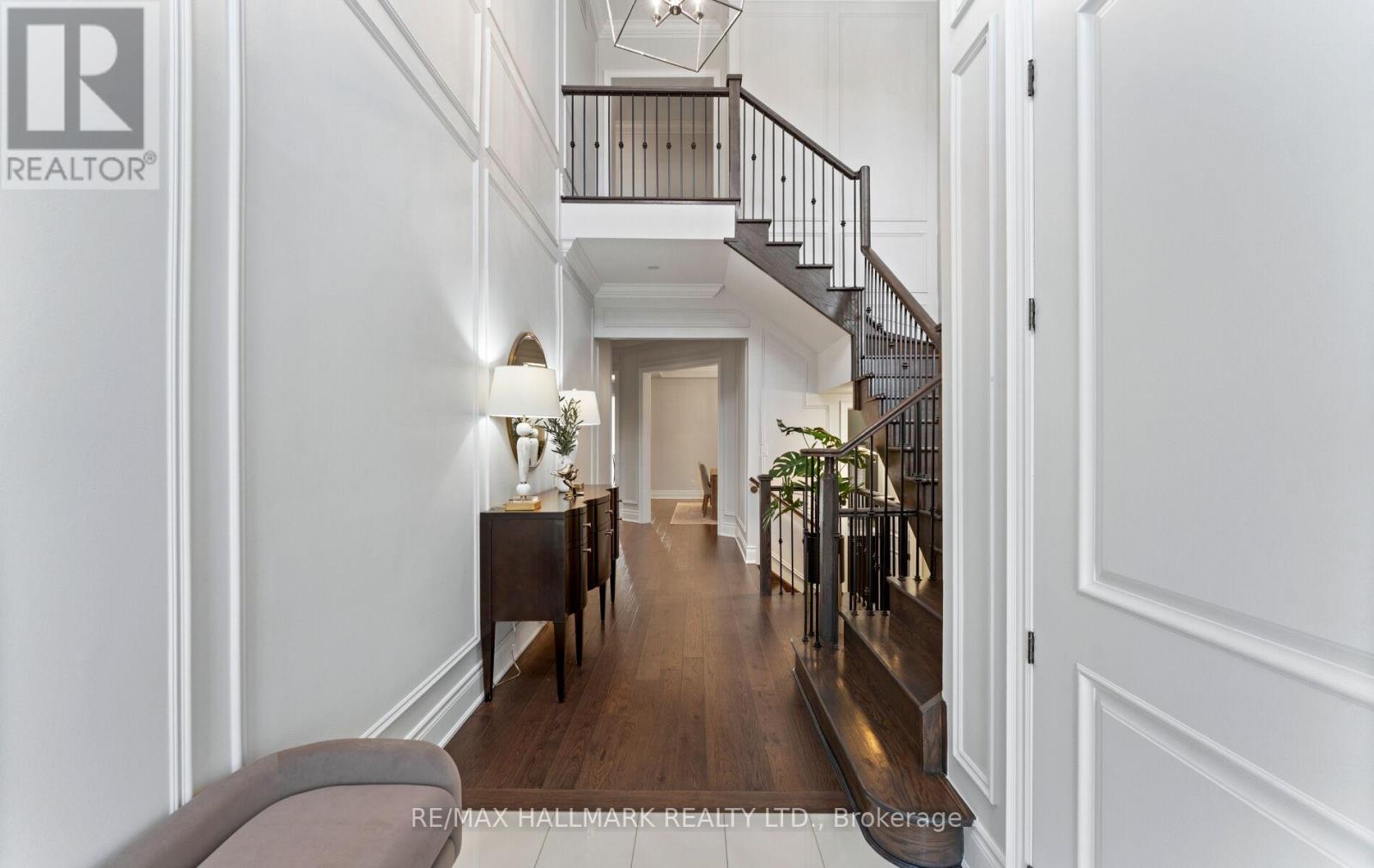 7 Perrigo Court, Vaughan (Patterson), Ontario  L6A 4W8 - Photo 2 - N12888646