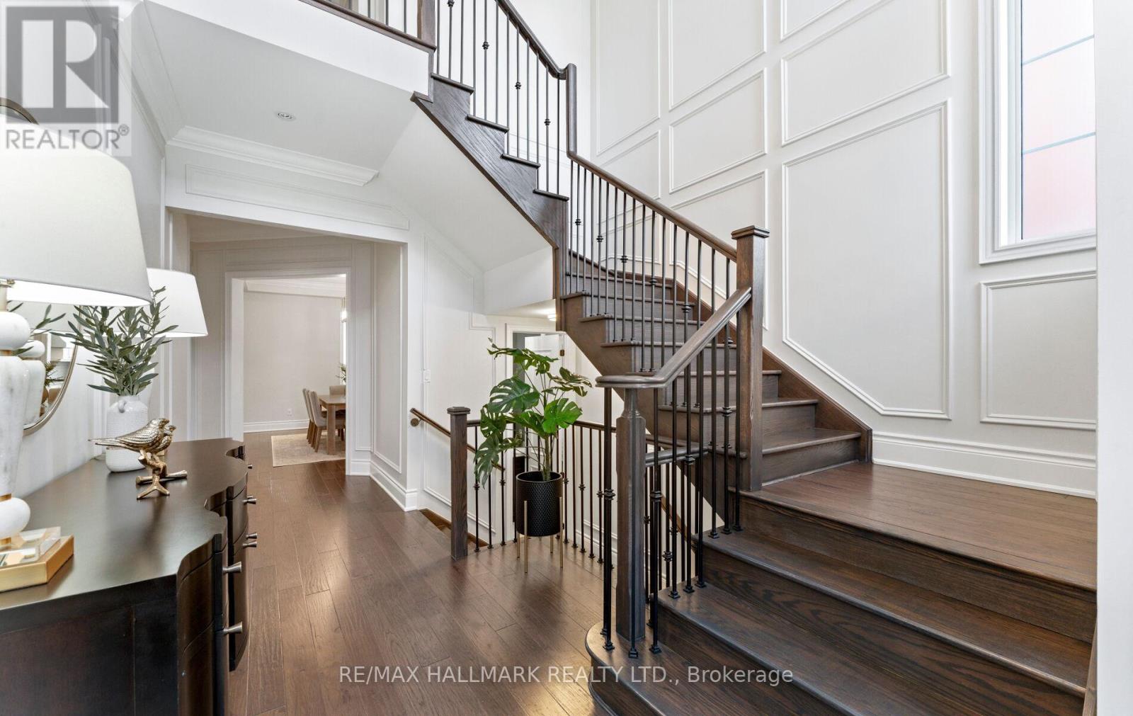 7 Perrigo Court, Vaughan (Patterson), Ontario  L6A 4W8 - Photo 3 - N12888646