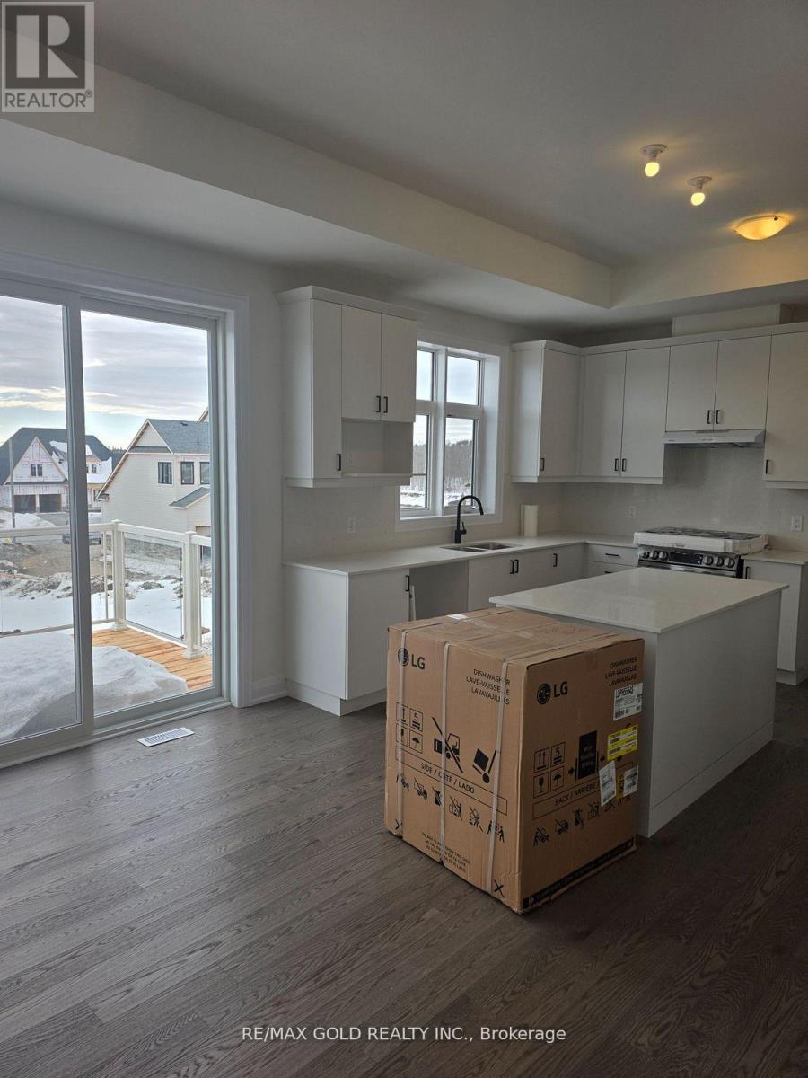 8 Vinnicombe Drive, Oro-Medonte, Ontario  L0L 2L0 - Photo 11 - S12888700