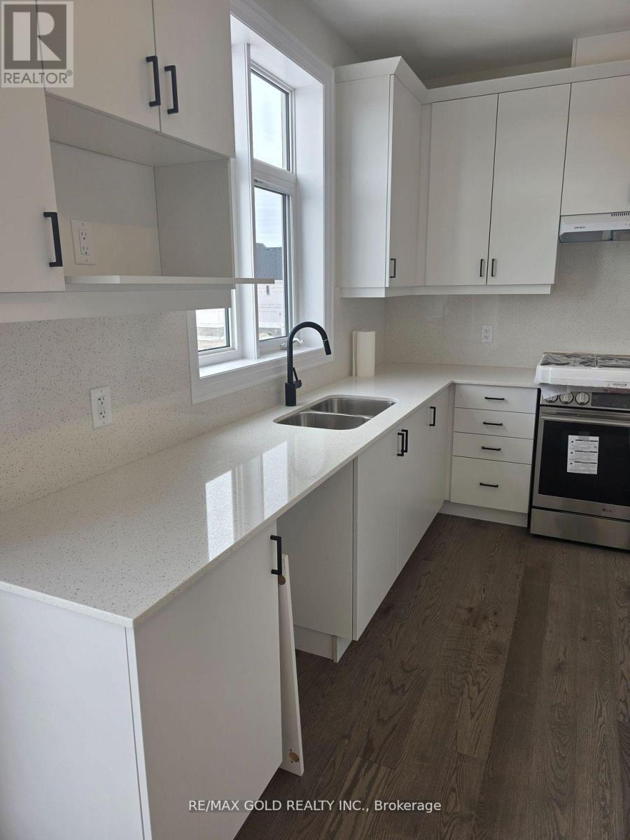 8 Vinnicombe Drive, Oro-Medonte, Ontario  L0L 2L0 - Photo 12 - S12888700