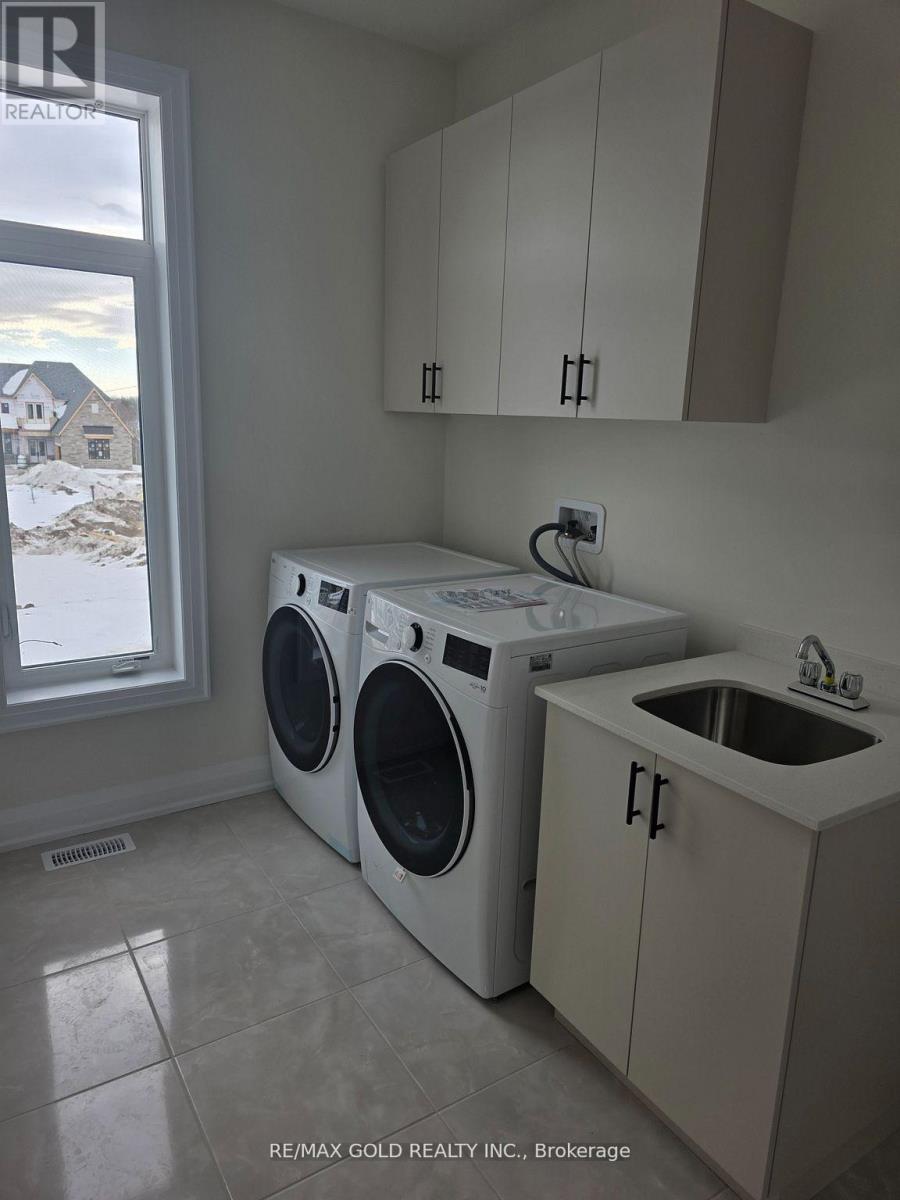 8 Vinnicombe Drive, Oro-Medonte, Ontario  L0L 2L0 - Photo 13 - S12888700