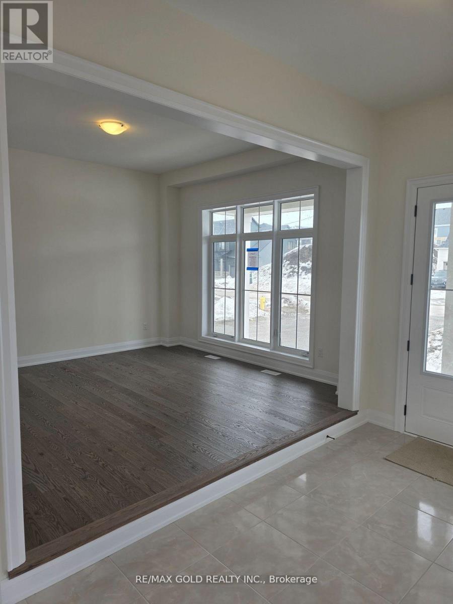 8 Vinnicombe Drive, Oro-Medonte, Ontario  L0L 2L0 - Photo 5 - S12888700