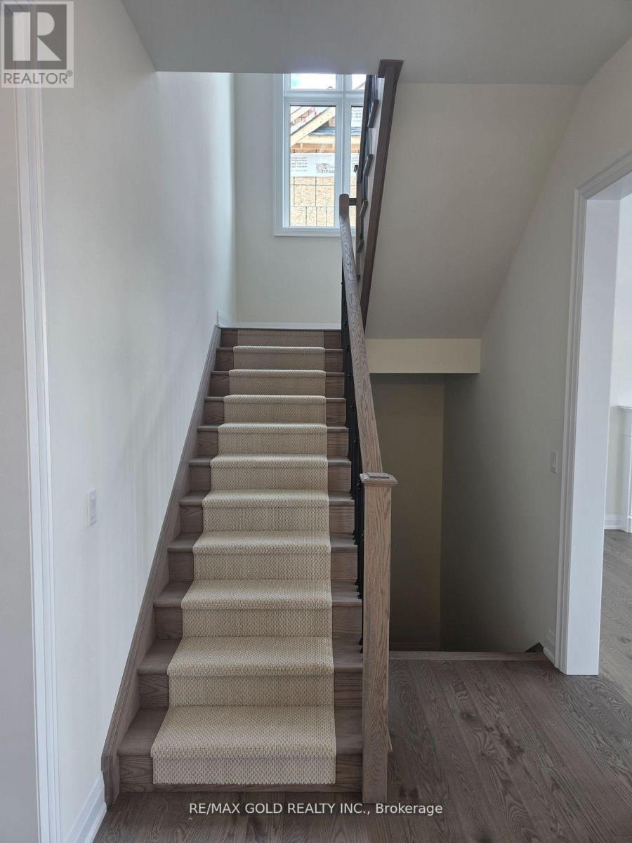 8 Vinnicombe Drive, Oro-Medonte, Ontario  L0L 2L0 - Photo 7 - S12888700