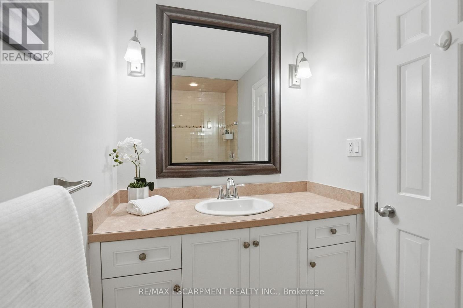 1995 Kerns Road, Burlington, Ontario  L7P 3J2 - Photo 18 - W12888578