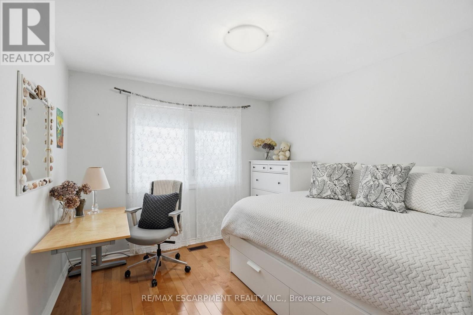 1995 Kerns Road, Burlington, Ontario  L7P 3J2 - Photo 20 - W12888578