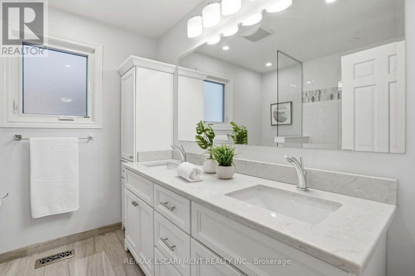 1995 Kerns Road, Burlington, Ontario  L7P 3J2 - Photo 24 - W12888578