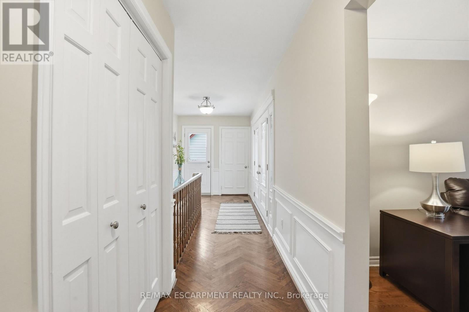 1995 Kerns Road, Burlington, Ontario  L7P 3J2 - Photo 4 - W12888578