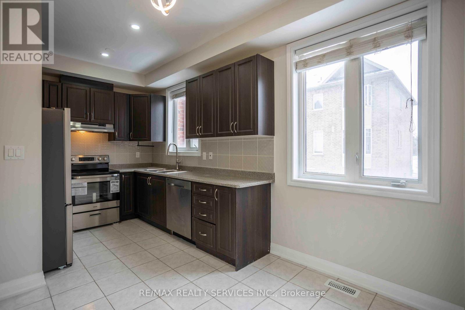 5 Sprucewood Road, Brampton, Ontario  L6Z 0J3 - Photo 6 - W12888612