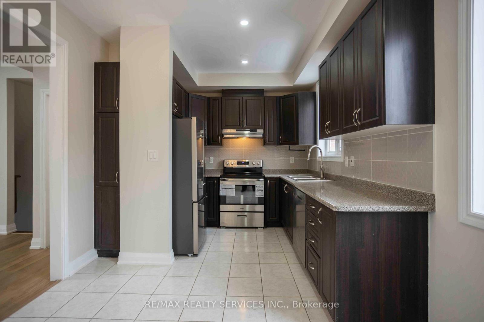 5 Sprucewood Road, Brampton, Ontario  L6Z 0J3 - Photo 7 - W12888612