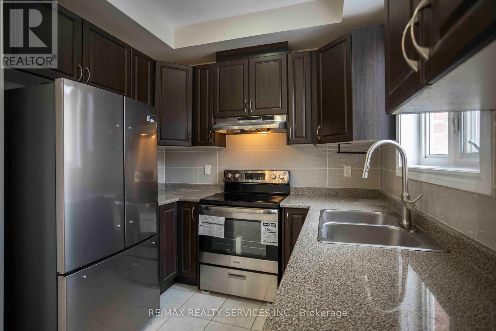 5 Sprucewood Road, Brampton, Ontario  L6Z 0J3 - Photo 8 - W12888612