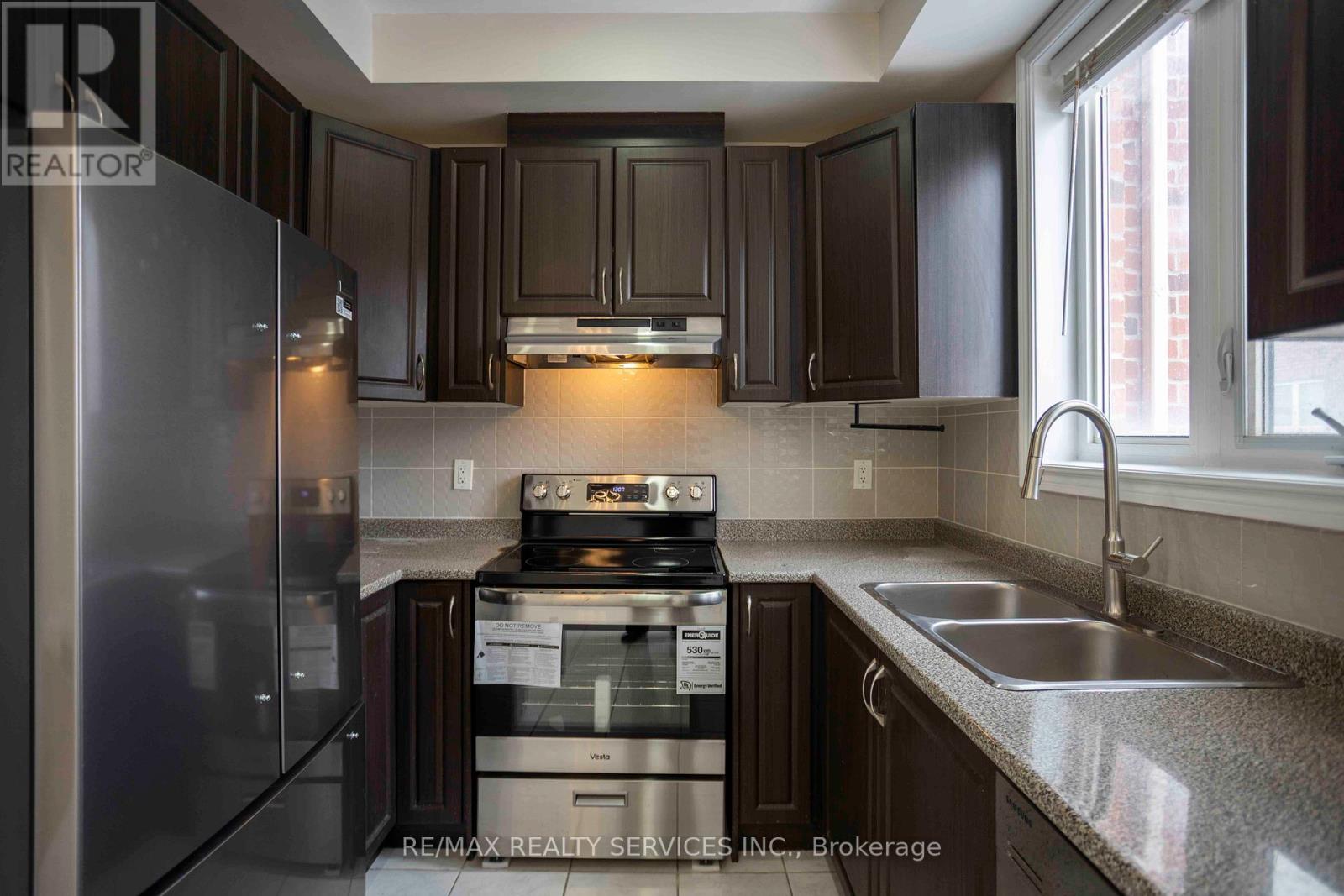 5 Sprucewood Road, Brampton, Ontario  L6Z 0J3 - Photo 9 - W12888612