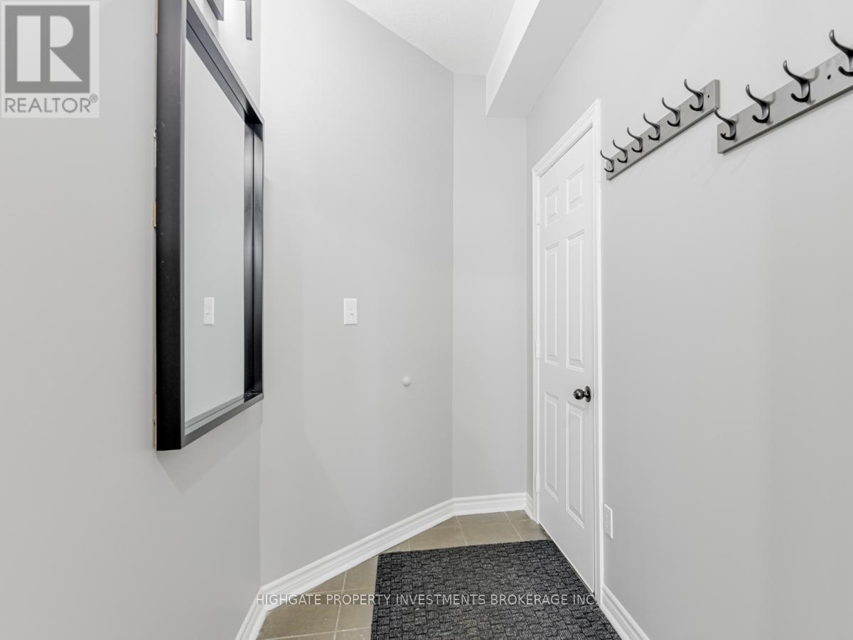 Upper - 13 Herzberg Gardens, Toronto, Ontario  M3J 3P5 - Photo 3 - W12888630