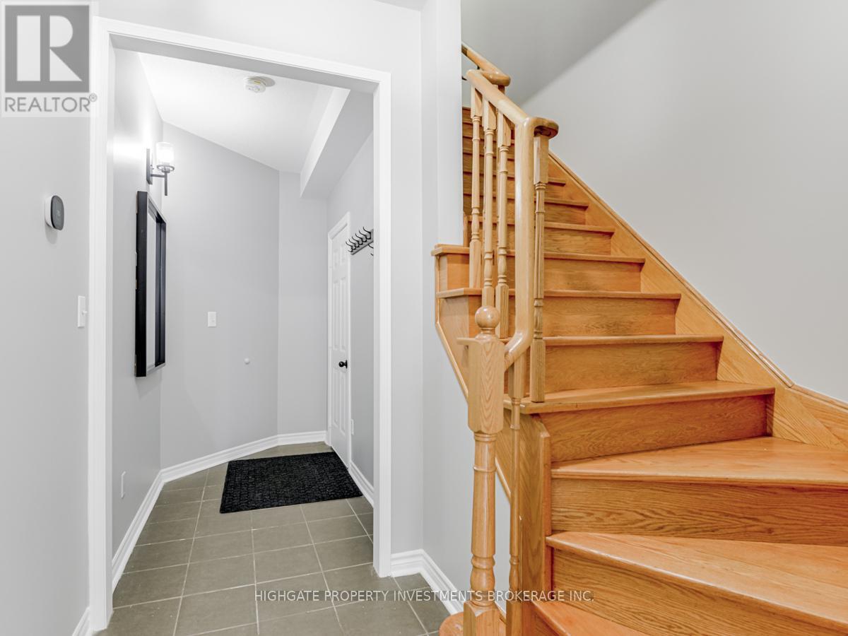 Upper - 13 Herzberg Gardens, Toronto, Ontario  M3J 3P5 - Photo 4 - W12888630