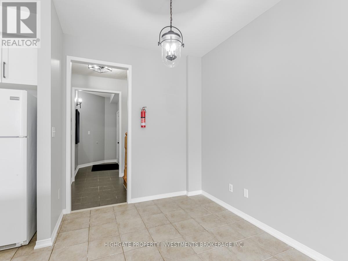 Upper - 13 Herzberg Gardens, Toronto, Ontario  M3J 3P5 - Photo 8 - W12888630