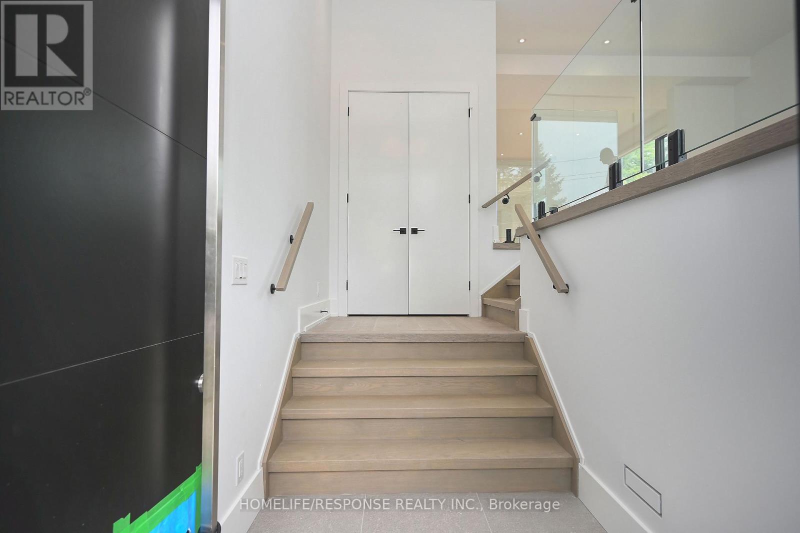 17a Pine Avenue N, Mississauga, Ontario  L5H 2P9 - Photo 2 - W12888714