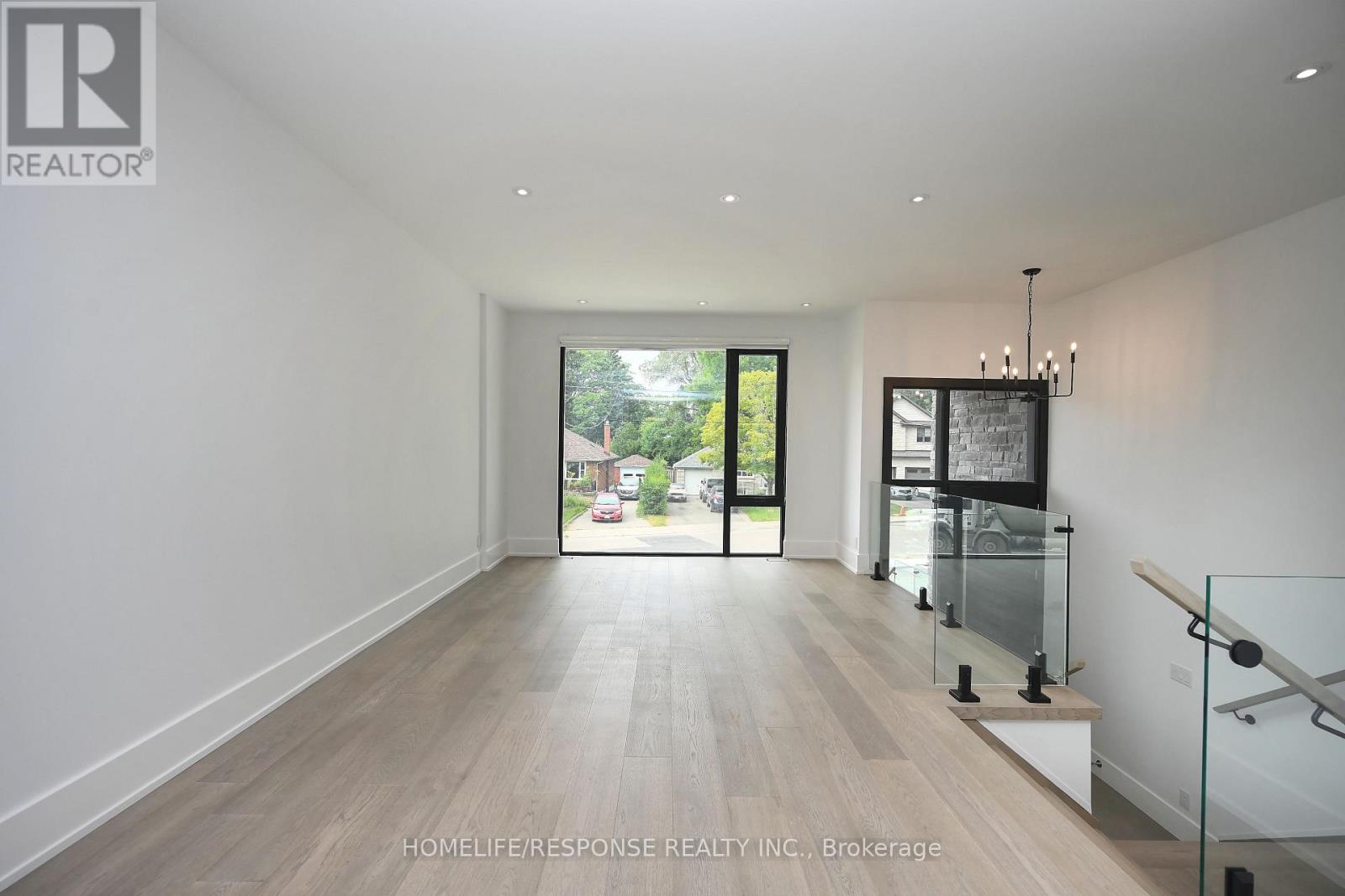 17a Pine Avenue N, Mississauga, Ontario  L5H 2P9 - Photo 7 - W12888714