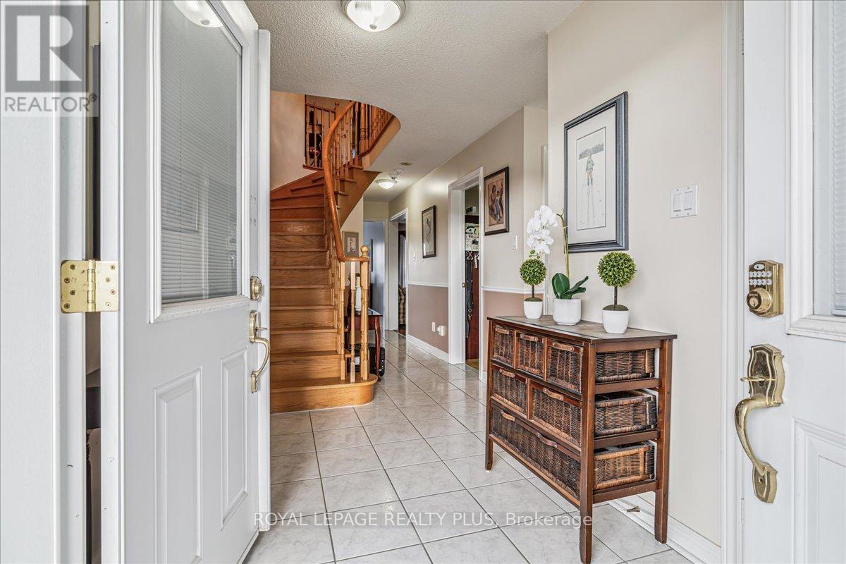 3561 Old Orchard Park Drive, Mississauga (Fairview), Ontario  L5B 4E3 - Photo 5 - W12888716