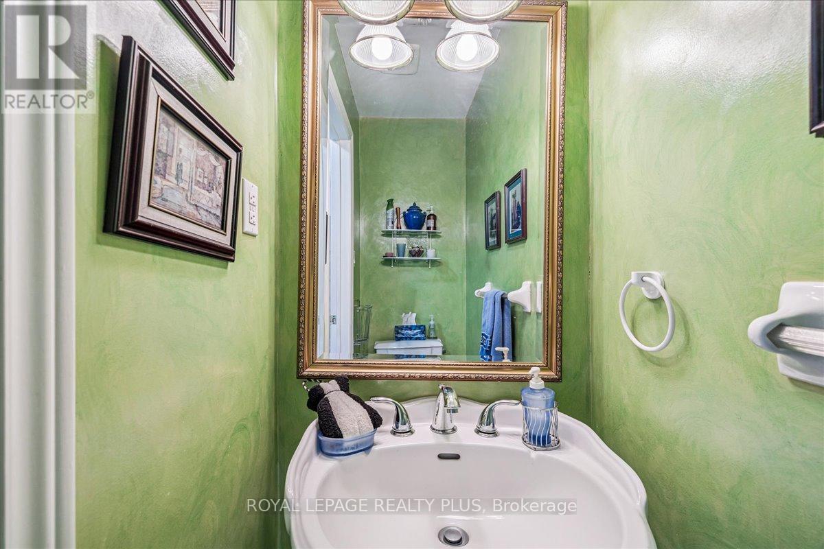 3561 Old Orchard Park Drive, Mississauga (Fairview), Ontario  L5B 4E3 - Photo 9 - W12888716