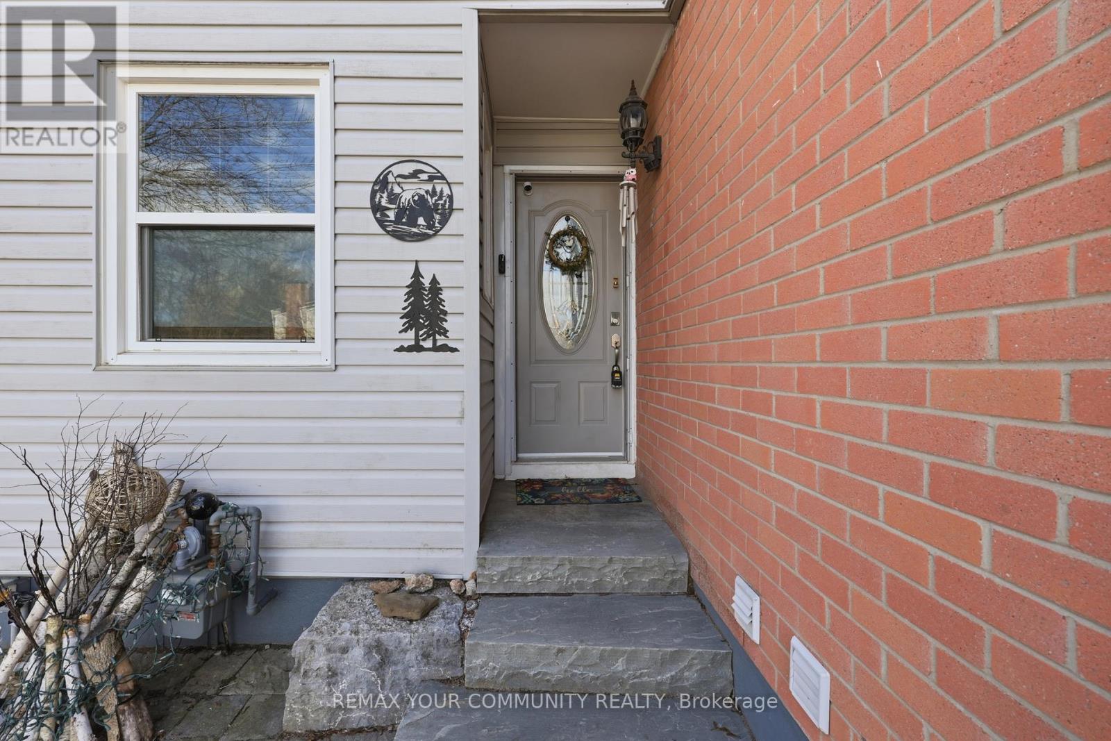 1431 Nesdale Court, Mississauga, Ontario  L5J 4M1 - Photo 2 - W12888734