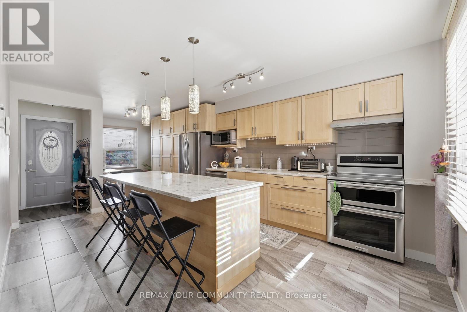 1431 Nesdale Court, Mississauga, Ontario  L5J 4M1 - Photo 5 - W12888734