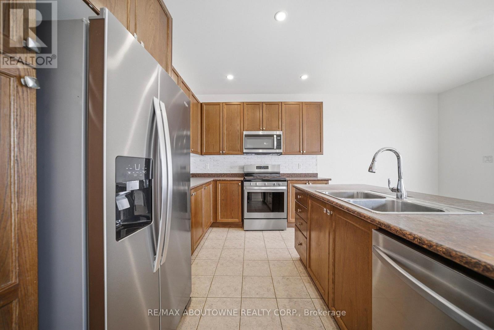 897 Stoutt Crescent, Milton, Ontario  L9T 7R1 - Photo 9 - W12888768