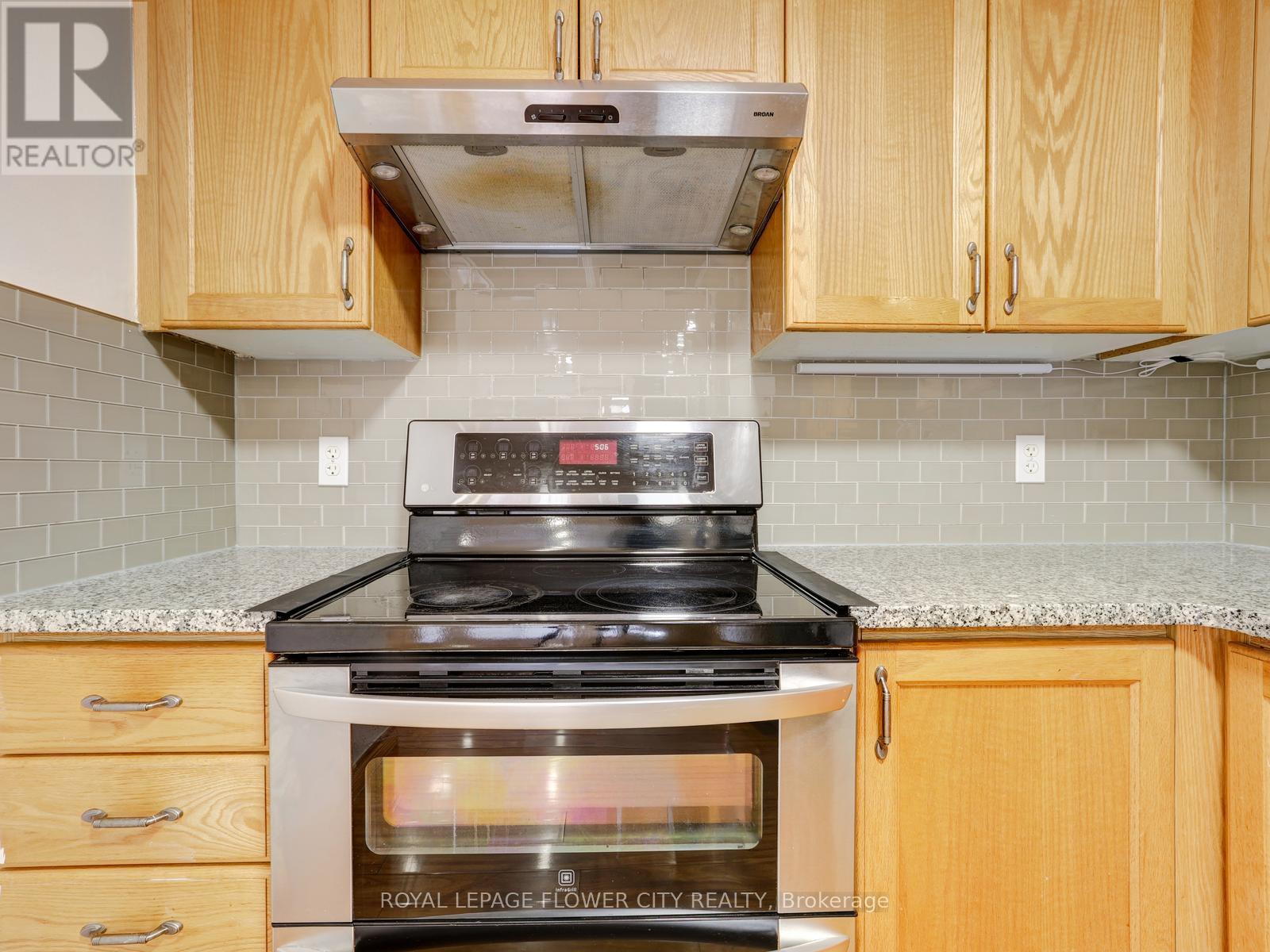 128 Donnenwerth Drive, Kitchener, Ontario N2E 4C8 - Photo 11 - X12824908