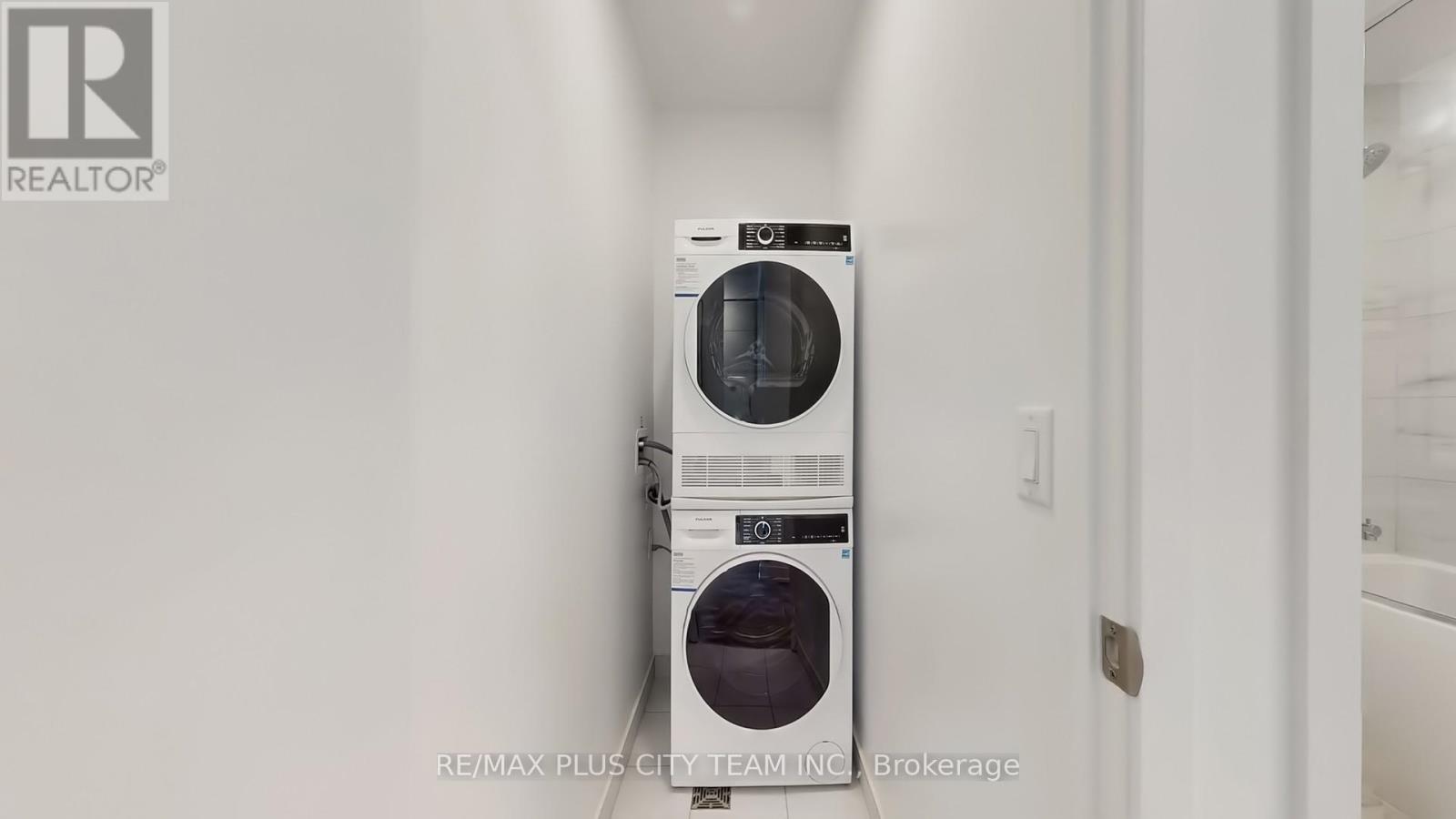 2808 - 180 Front Street E, Toronto, Ontario  M5A 0A9 - Photo 17 - C12879734