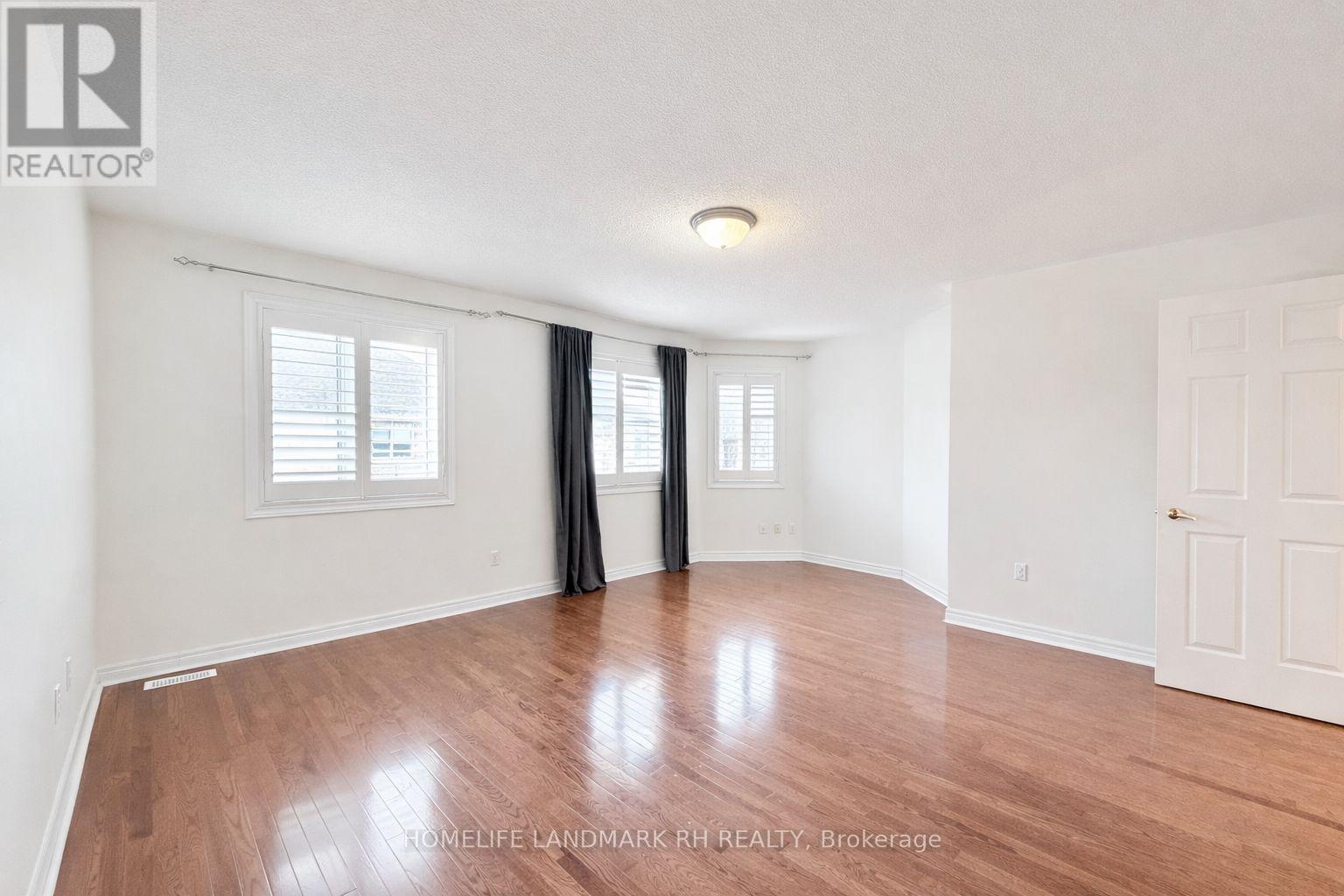 5 Victoria Wood Avenue, Markham, Ontario  L6E 1X7 - Photo 12 - N12888774