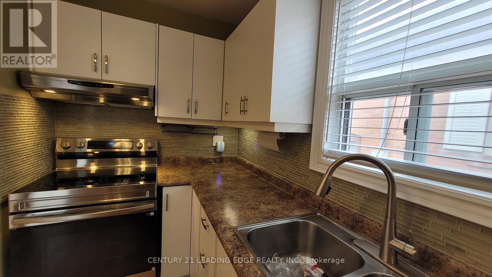 21 Ronald Avenue, Toronto (Briar Hill-Belgravia), Ontario  M6E 4M5 - Photo 6 - W12887062