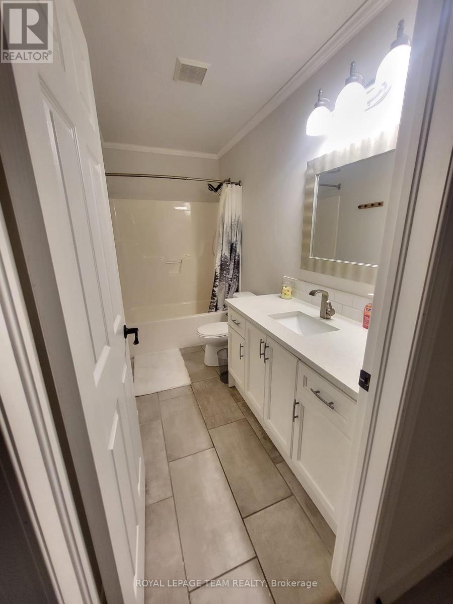 7706 Alfred Street, Lambton Shores, Ontario  N0M 2L0 - Photo 11 - X12663768