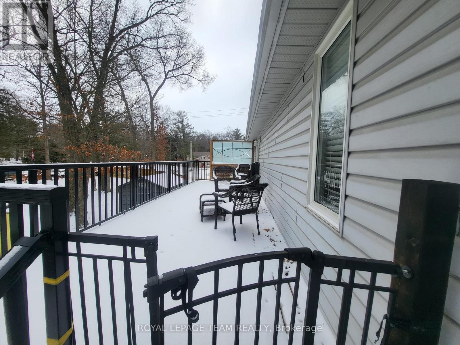 7706 Alfred Street, Lambton Shores, Ontario  N0M 2L0 - Photo 2 - X12663768